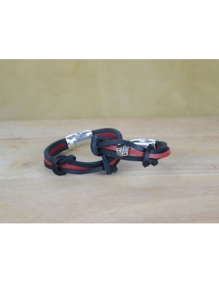 Bracciale in cuoio bicolore nero e rosso con charm